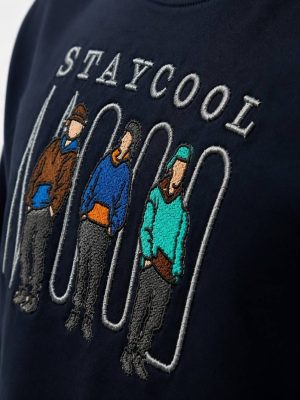 تیشرت گلدوزی شده مردانه مدل STAYCOOL با فیت اورسایز و پارچه پنبه‌ای در سه رنگ مشکی، سرمه‌ای و سبز تیره، دارای گلدوزی برجسته و مدرن، مناسب فروش عمده پوشاک اسپرت.